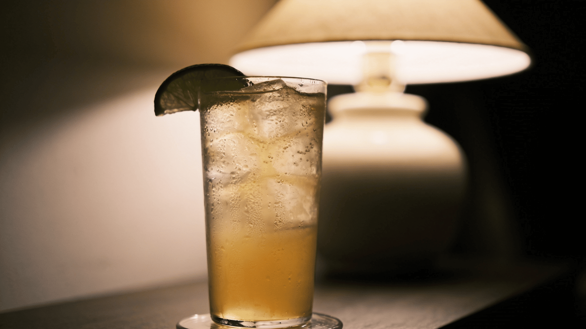 Tequila ginger ale with lime and fizz