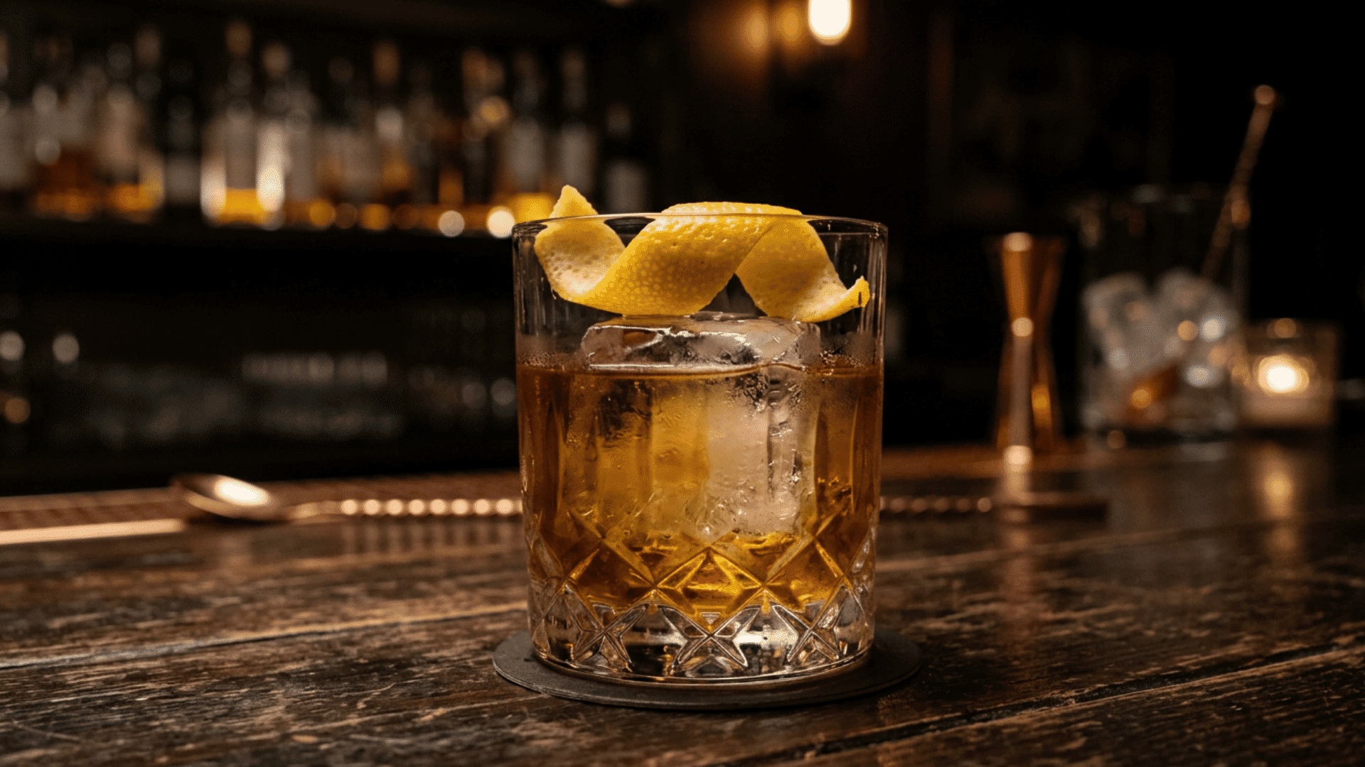 Rusty Nail cocktail with lemon over ice